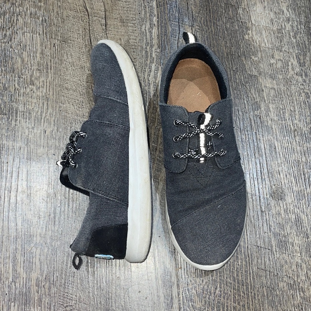 i am selling these women’s size 7 Toms